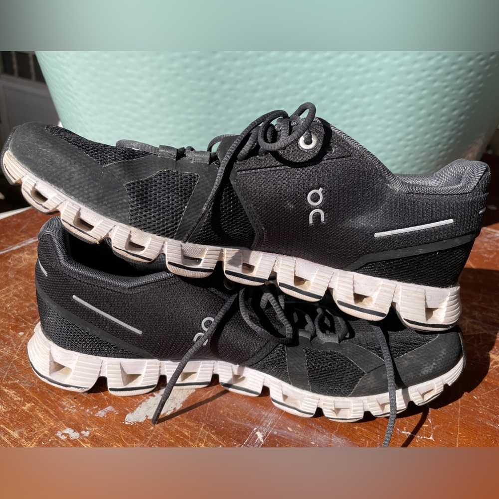 On Running Cloud 5 women’s Black Athletic Shoes black size 8 good condition